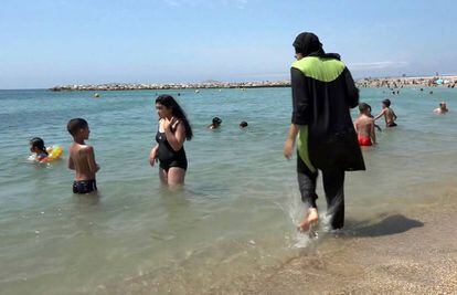 Una mujer se ba&ntilde;a con un burkini en Marsella, hace una semana