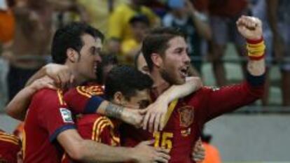 Jugadores españoles celebran tras vencer a Italia por penaltis durante la semifinal de la Copa Confederaciones.
