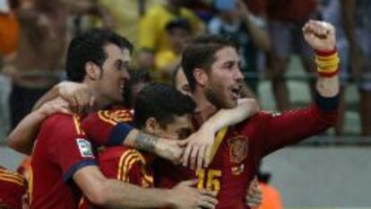 Jugadores espa&ntilde;oles celebran tras vencer a Italia por penaltis durante la semifinal de la Copa Confederaciones.