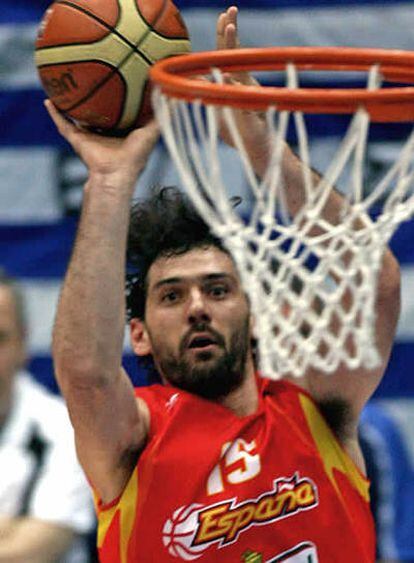 Jorge Garbajosa lanza a canasta durante un partido del Eurobasket