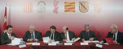 De izquierda a derecha, Serafín Castellano (Comunidad Valenciana), José Ángel Biel (Aragón), José Antonio de Santiago-Juárez (Castilla y León), Gaspar Zarrías (Andalucía), Joan Saura (Cataluña) y Albert Moragues (Islas Baleares), firman convenios de colaboración en Valladolid.