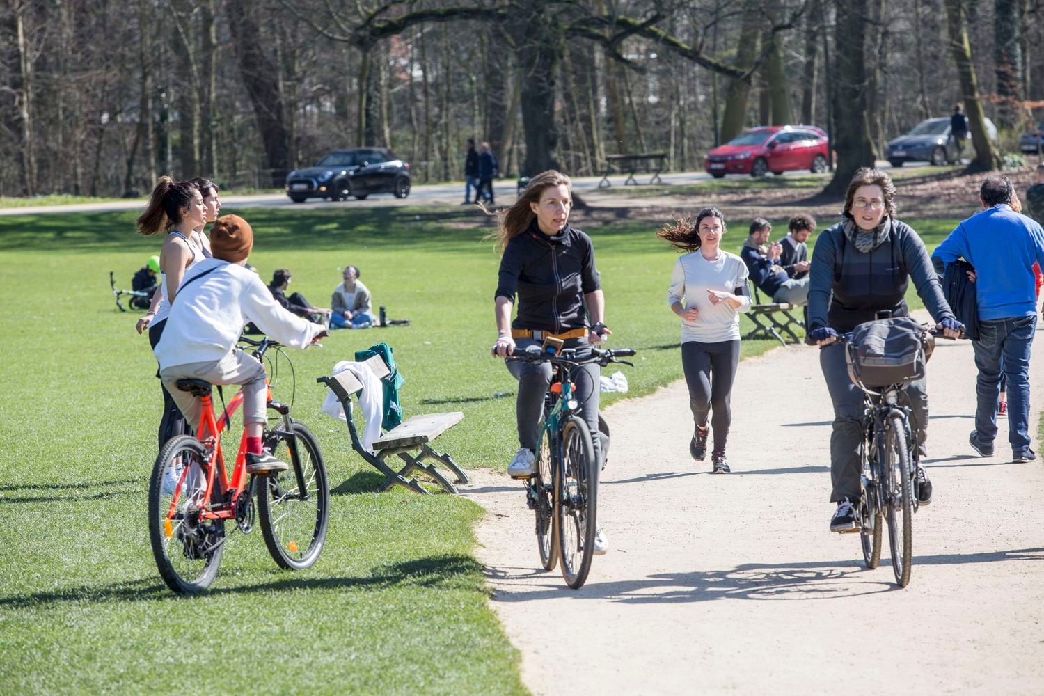 Gente pasea, corre y pedalea en el Bois de la Cambre de Bruselas, este miércoles, día de inicio del confinamiento.