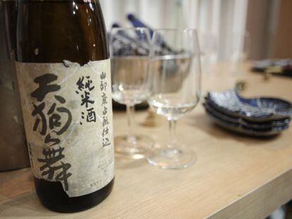Botella de sake en el &#039;stand&#039; de Jap&oacute;n en el Sal&oacute;n de Gourmets.
