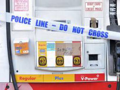 Vista de una gasolinera sin combustible, en la que ha sido colocado un cordón policial en uno de los surtidores, en Brooklyn, Nueva York, Estados Unidos. EFE/Archivo