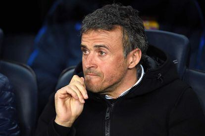 El entrenador del Barcelona Luis Enrique observa el partido.