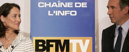 La candidata socialista a la presidencia francesa, Ségolène Royal y el líder centrista, François Bayrou, se miran antes del comienzo del debate público que han mantenido en París.
