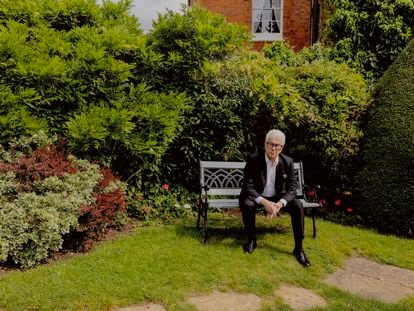 El escritor británico Ken Follett, en el jardín de su casa, en Knebworth, a algo más de media hora al norte de Londres.