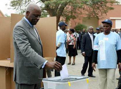 José Eduardo dos Santos, actual presidente de Angola, deposita su voto en la urna