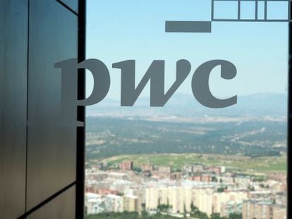 Logotipo de PwC en una de las ventanas de la sede en Madrid.