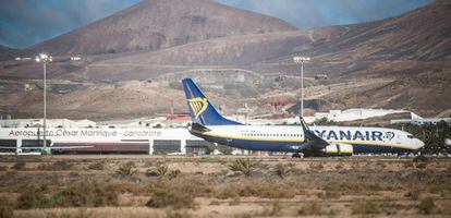 Un avión de Ryanair aterriza en el aeropuerto César Manrique de Lanzarote. 
