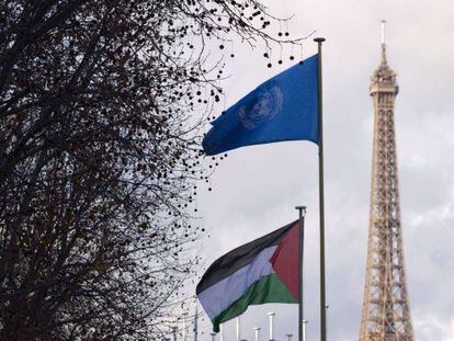 La bandera palestina y la de la ONU ondean en Par&iacute;s.