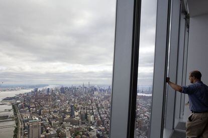El observatorio de la Torre de la Libertad, el edificio principal del nuevo World Trade Center de Nueva York y el rascacielos más alto de Estados Unidos, abrirá al público el próximo 29 de mayo. En la imagen, un visitante contempla las vistas de Manhattan, el 20 de mayo de 2015.