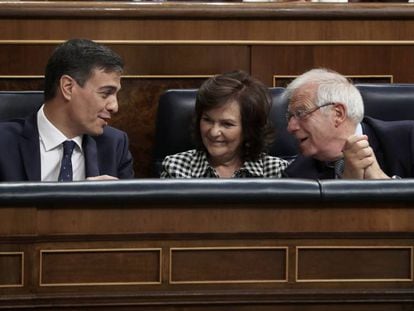 Pedro Sánchez, junto a la vicepresidenta del Gobierno, Carmen Calvo y el ministro de Asuntos Exteriores, Josep Borrell en el Congreso.