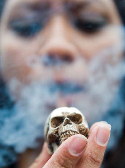 Una mujer fuma en pipa en una manifestación para la legalización de la marihuana en México.
