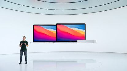 El vicepresidente de ingeniería de hardware de Apple, John Ternus, presenta tres nuevos Mac.