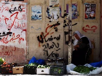 Una mujer vende verduras en Dheisheh.