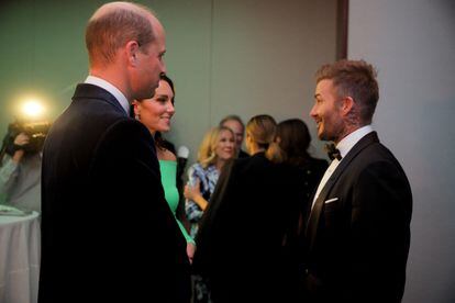 Uno de los encargados de presentar y dar uno de los galardones de la noche fue David Beckham. En la imagen, el exfubolista charla alegremente con los príncipes de Gales. 