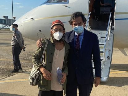 Imagen cedida por el Centro Richardson del periodista Danny Fenster (izquierda), con el exdiplomático Bill Richardson, en el aeropuerto internacional de Naypyidaw, Birmania, el 15 de noviembre.