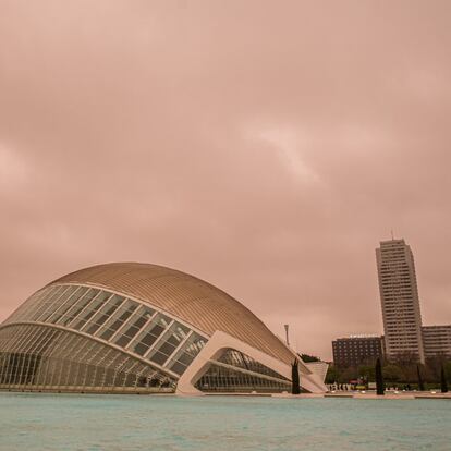 Fotogalería | España se cubre de polvo y las ciudades se tiñen de rojo
