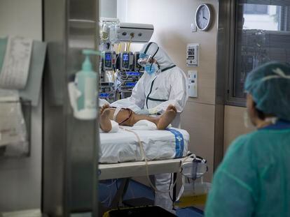 Un paciente conectado a la oxigenación por membrana extracorpórea (ECMO) en la UCI del hospital Vall d’Hebron de Barcelona.