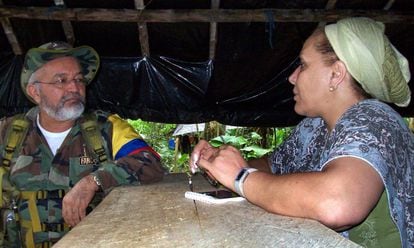 El líder de las Fuerzas Armadas Revolucionarias de Colombia, o FARC, Raúl Reyes, durante una reunión con la senadora colombiana Piedad Córdoba, el viernes 14 de septiembre de 2007. 