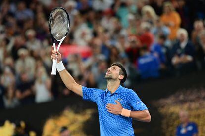 Djokovic celebra la victoria en el Open de Australia tras ganar al griego Stefanos Tsitsipas por (3-6, 6-7 y 6-7).