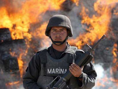 Un soldado mexicano hace guardia ante la incineración de cuatro toneladas de marihuana.