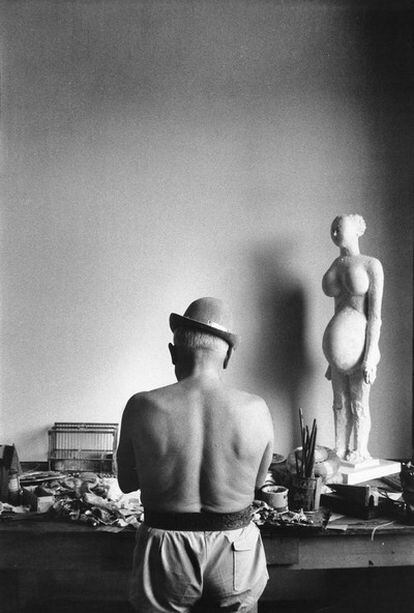 Fotografía de Douglas Duncan en la que se retrata al artista malagueño en su estudio y que forma parte de la exposición 'Picasso crea. A través de la cámara de David Douglas Duncan'.