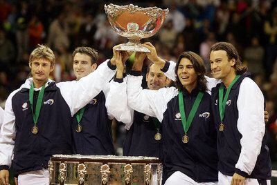 De izquierda a derecha, Juan Carlos Ferrero, Tommy Robredo, Jordi Arrese (capitán español), Rafael Nadal y Carlos Moyà, con la Ensaladera ganada en 2004 en La Cartuja.