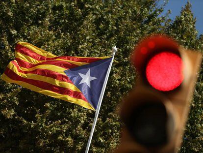 Imagen de archivo: Una estelada colgada al lado de un semáforo.