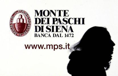 Una ventana del Monte dei Paschi di Siena en el centro de Milán, Italia.