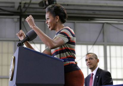 La primera dama de EE UU Michelle Obama, da un discurso hoy en Hampton (Virginia) mientras la mira su esposo, el presidente Barack Obama.