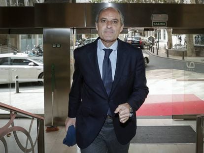 El expresidente de la Generalitat Valenciana Francisco Camps llega a la rueda de prensa en el hotel Astoria. 