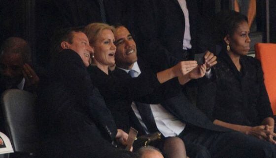 David Cameron, Helle Thorning-Schmidt y Barack Obama se fotografían a sí mismos con el móvil. A su lado, Michelle Obama.