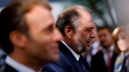 El presidente francés, Emmanuel Macron (a la izquierda), y el ministro de Justicia, Éric Dupond-Moretti, en octubre del año pasado en la localidad francesa de Poitiers.