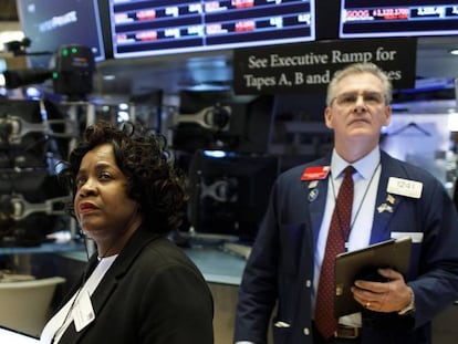 Corredores de bolsa trabajan en la Bolsa de Nueva York (EE.UU.).