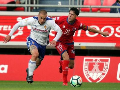 Pombo, del Zaragoza, disputa la pelota a Markel Etxeberría, del Numancia.