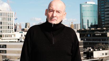 Koolhaas posa en la terraza de la sede de OMA, el estudio de arquitectura que fundó en Róterdam.