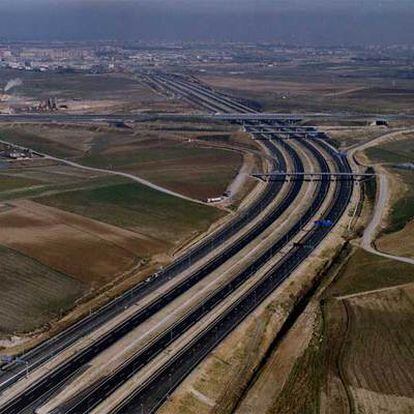 Vista aérea de la autopista radial R-5 en las afueras de Madrid.