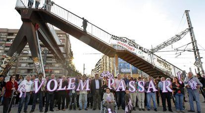Cuatro colectivos se unieron ayer para reivindicar que se haga accesible la pasarela peatonal Amparo Iturbi, de Valencia. 