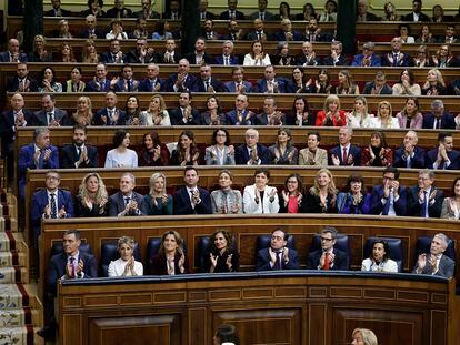 Pedro Sánchez, junto a varios de sus ministros y diputados socialistas, el 29 de noviembre durante la solemne apertura de la XV Legislatura.