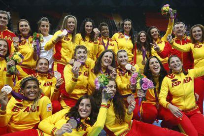 Las jugadoras del equipo ol&iacute;mpico de balonmano celebran el bronce cosechado en Londres el pasado verano. 