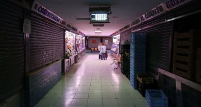 Interior del mercado de La Elipa, con varios puestos cerrados. 