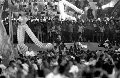 La cerimònia de clausura, dirigida per Els Comediants, es va fer el 9 d'agost de 1992. Al final de l'acte a l'estadi de Montjuïc, Peret va cantar amb Los Manolos 'Barcelona té el poder' sobre un escenari ple d'atletes ballant al ritme de la rumba catalana.