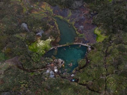 Turistas en las aguas termales del Nevado del Ruíz, en Tolimá (Colombia).