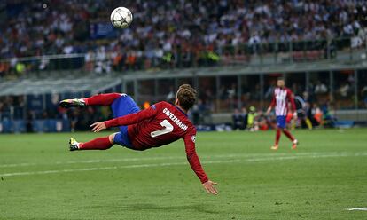 Griezmann intenta una chilena.