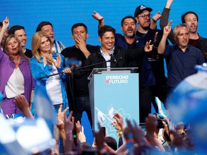 El gobernador reelecto de la provincia de Buenos Aires, Axel Kicillof, celebra su victoria en las elecciones, este domingo.