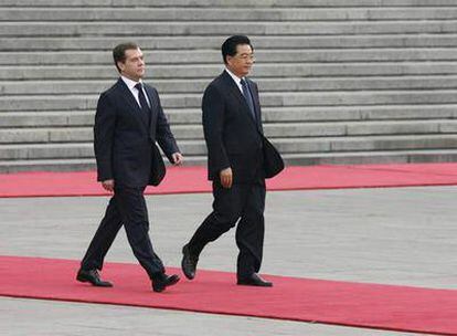 El presidente de Rusia, Dmitri Medvédev, y su homólogo chino, Hu Jintao, ayer en Pekín.