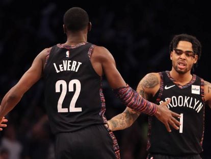 Dos jugadores de Brooklyn Nets en un partido de la NBA. 