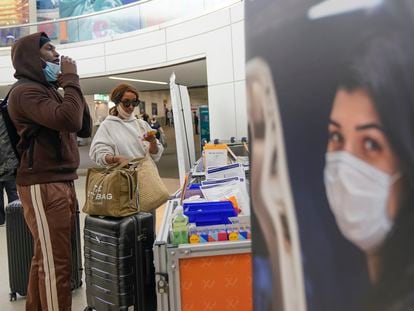 Varios viajeros se someten a pruebas de covid, el pasado miércoles, a su llegada al aeropuerto de Newark, en Nueva Jersey.